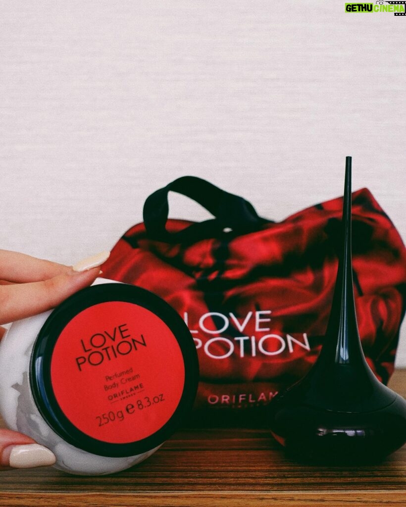 Putri Marino Instagram - Mungkin salah satu yang paling favorite wanginya ini sihhh… Love Potions nya @id.oriflame 😌 manis dan hangat…dan selalu bikin jadi inget seseorang yang kita sayang… Siapa yang suka juga sama parfum ini? 😌🧡 #ReachYourHappyPlace #OriflameOnMe