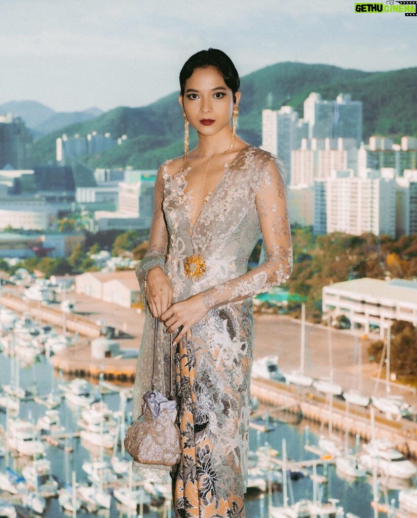 Putri Marino Instagram - Kebaya untuk Busan 🍂 Styled by @hagaipakan @saptodjojokartiko @iwantirta_batik @tuloladesigns Make up by @astridsambudiono Hair by @nathasaagnes Photo by @armanfebryan