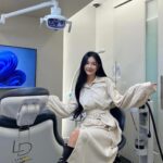 Qri Instagram - @lucid_dental_clinic 🦷✨ 강남 루시드에서 하나도 안 아프게 스케일링 받았어요 :) 자 다음은 원장님 누우시죠 아〰️ 하세요 📍서울특별시 강남구 논현로111길 3, 1층 언주역 2번 출구 바로 앞 건물 #루시드치과