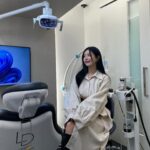 Qri Instagram - @lucid_dental_clinic 🦷✨ 강남 루시드에서 하나도 안 아프게 스케일링 받았어요 :) 자 다음은 원장님 누우시죠 아〰️ 하세요 📍서울특별시 강남구 논현로111길 3, 1층 언주역 2번 출구 바로 앞 건물 #루시드치과