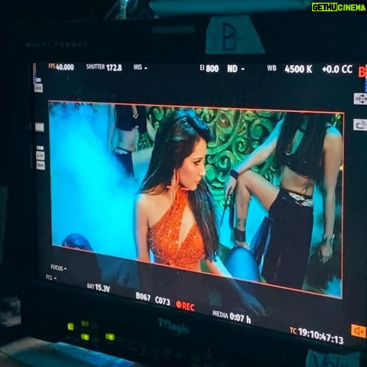 Raashi Khanna Instagram - Here’s some BTS moments of the sweat and sparkle behind the #achacho song that has just been released 💃🏻💃🏻 Me and Tam were only praying for our stamina to not give up.! But, the beats were fire and that kept us going so we danced till we dropped.! 🔥 Thankyou to the team for making sure we stay hydrated and don’t faint.! Special thankyou to @brinda_gopal Mam for being a pillar of support and giving us some amazing dance moves.! Here’s hoping you all like it. ♥️ #Aranmanai4FromApril26 #SundarC @khushsundar @avnimedia @benzzmedia @tamannaahspeaks @hiphoptamizha @santhoshprathapoffl @venkattragavan @krishnasamye @fennyoliver @devanandha.malikappuram @yogibabu.official_ @garuda_ram_official @the_ksravikumar @actorjayaprakash.official @sanjayduguoffical @brinda_gopal @vichuviswanath #SindhoorStudio @thinkmusicofficial @teamaimpro @gobeatroute