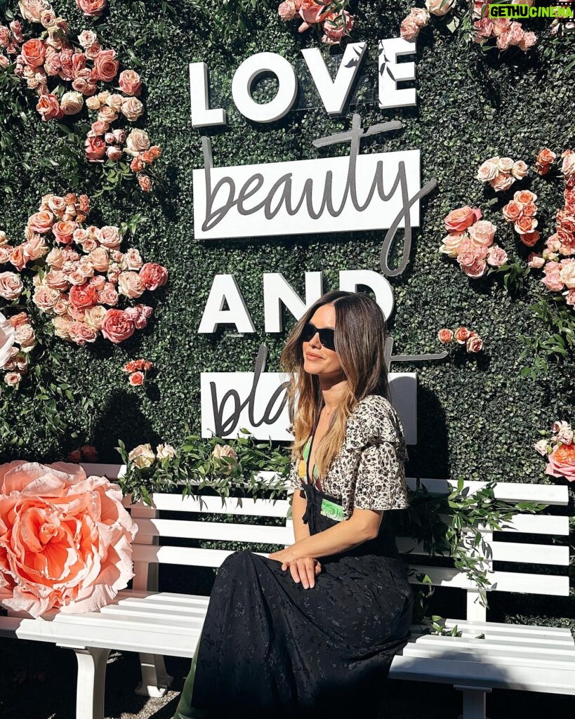 Rachel Bilson Instagram - Loved checking out the immersive #LBPmarket and trying out some vegan hair goodies that smell AMAZING! Learn more with @lovebeautyandplanet 💗🌎 #LBPpartner