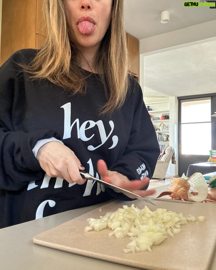 Rachel Bilson Instagram - Tried the tongue out onion chopping trick, I’ll give it a 6. Worked for the first half of onion, second half it was seeping in… #themoreyouknow