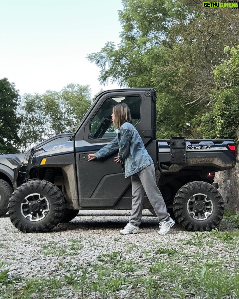 Rachel Bilson Instagram - My size ride.