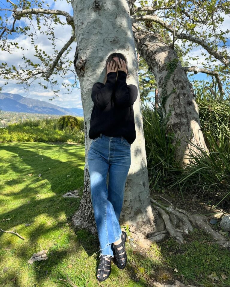 Rachel Bilson Instagram - Tree Pose @fredasalvador 🖤