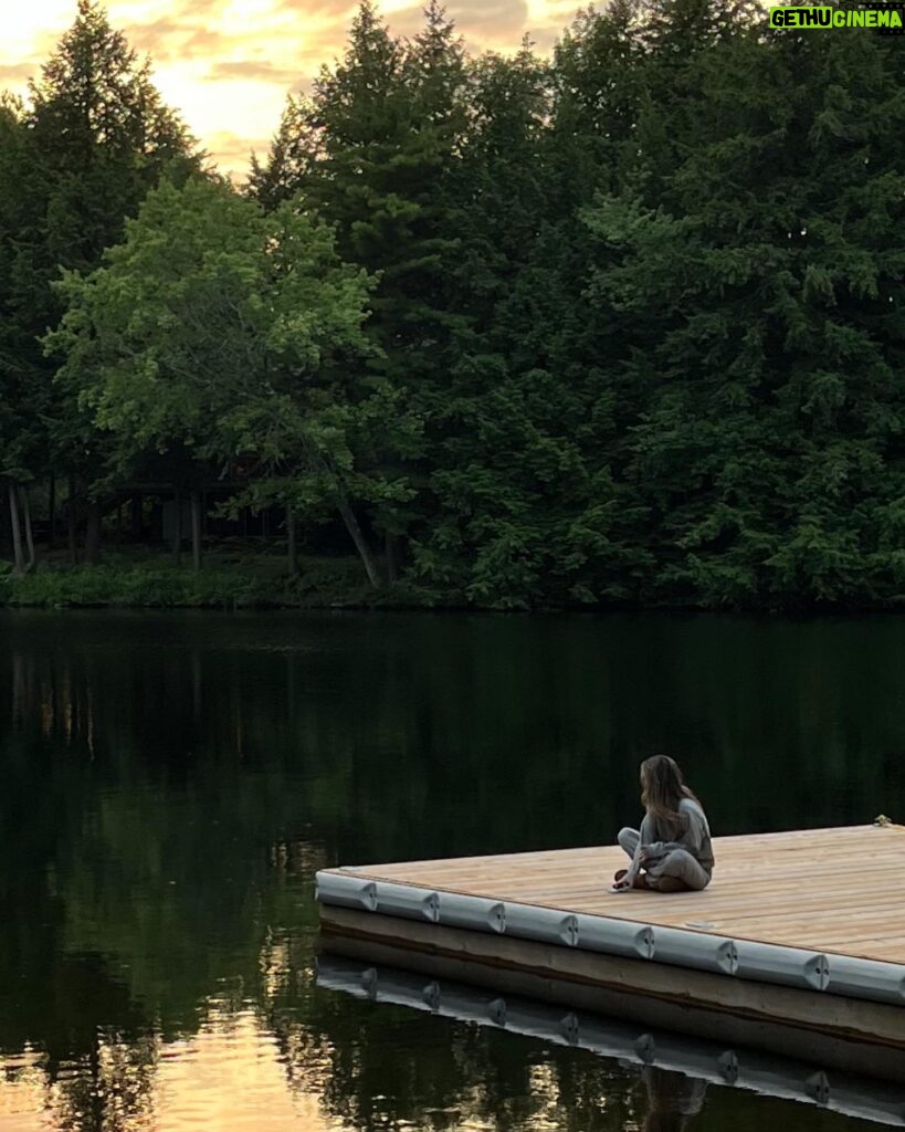 Rachel Bilson Instagram - Sitting on the dock of the bay. 👀 📷 @kaylenchristensen