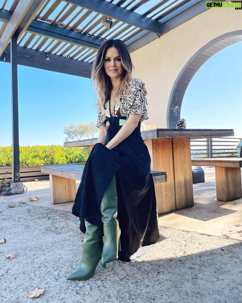 Rachel Bilson Instagram - feels good to be back in @maisonmayle, paired with the @larroude x @jenniferfisherjewelry olivine green boot — coming soon! 🤍 #nicolechavezstyle glam by @davynewkirk @rachelgoodwinmakeup