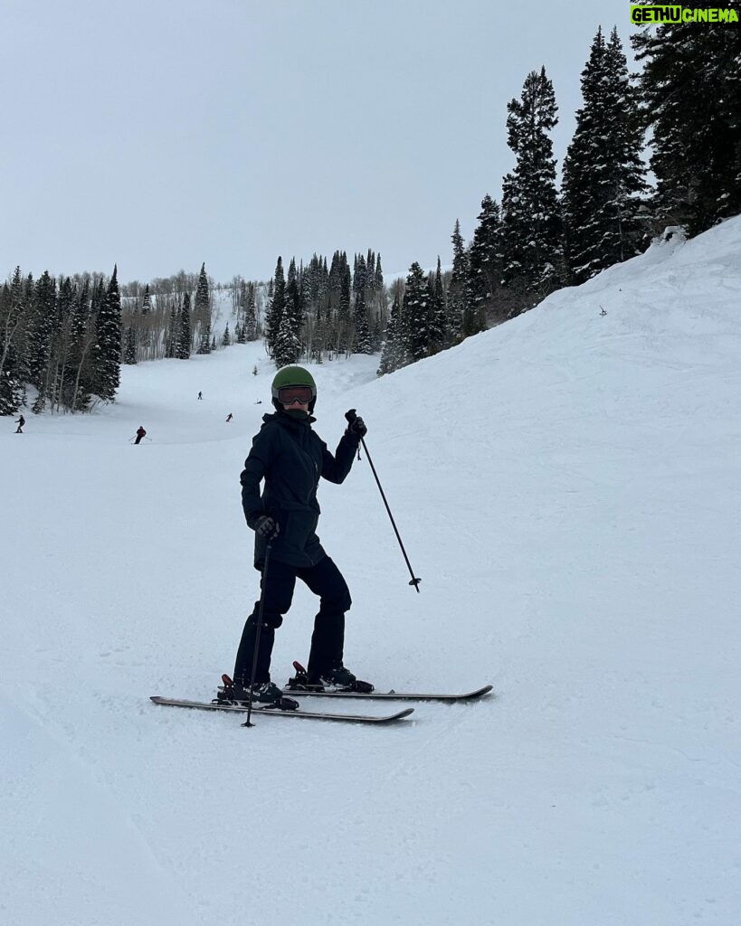 Rachel Bilson Instagram - Weekend summary, eat shit…try skiing 🏂 🎿