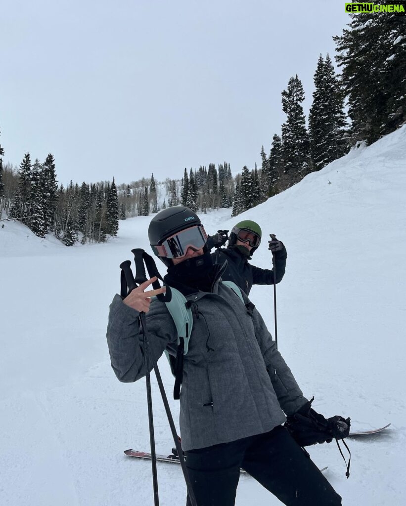 Rachel Bilson Instagram - Weekend summary, eat shit…try skiing 🏂 🎿