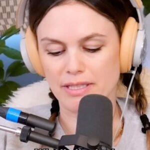 Rachel Bilson Instagram - Going to call us the luckiest over here at @broad_ideas_pod ! We got to chat with @realsambee who is one of my absolute favorites! Also we love you @kellyclarkson listen wherever you get your podcasts or link in bio! ❤️