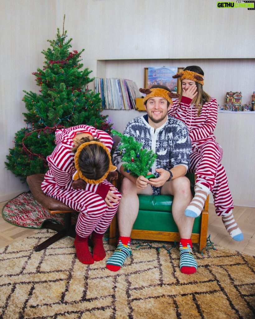 Rachel Bilson Instagram - @broad_ideas_pod SPECIAL HOLIDAY EPISODE out today! Thankful this holiday season for @wobby_wob in a shorts onesie. Happy Holidays everyone! Link in bio 🎄