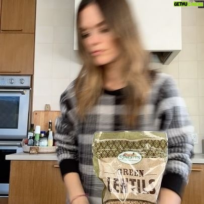 Rachel Bilson Instagram - Friday night soups… shout out to @cookieandkate for the best lentil soup recipe that has become a major staple in this house! I always serve it with garlic naan! 🥣