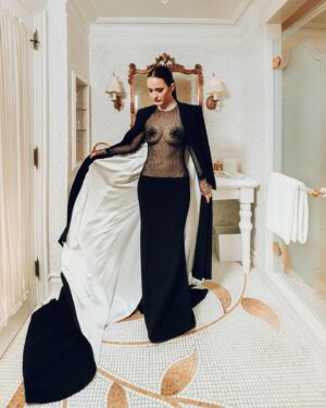 Rachel Brosnahan Instagram - Thank you @voguemagazine for a beautiful night at the Met and thank you to the brilliant @sergiohudson for this 90’s inspired gothic dream of a gown. 🕸️ 🖤🕷️

Shout out and major thanks to the village that makes this glamorous world go round… styling by @mandelkorn, makeup @lisaaharon, hair @owengould, hair color @kittycolorist, nails @geeznails, jewels @simongjewelry, and Charles, Devin, Michael and Geri from Team Sergio. 📷: @theemmaexperience