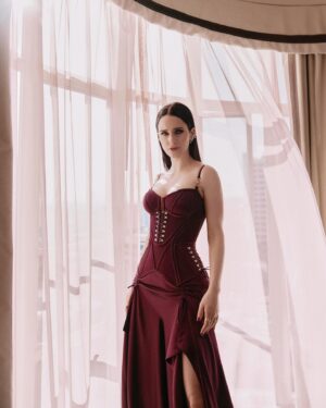 Rachel Brosnahan Instagram - The gasp I gasped when I saw this dress in person for the first time…thank you team @versace for crafting one of the most exquisite pieces of clothing I’ve ever had the privilege of wearing. 

Thank you to the best village around @lisaaharon, @owengould, @mandelkorn, @joannavargasnyc, @kittycolorist, @nailzbyvee, @drewsview_ , @jessjenn & many more magical humans who make an eve like this possible. 

Oh what a night ✨