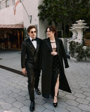 Rachel Brosnahan Instagram - Thank you @criticschoice for a marvelous eve 🖤🎩♟️