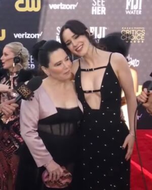 Rachel Brosnahan Instagram - Thank you @criticschoice for a marvelous eve 🖤🎩♟️