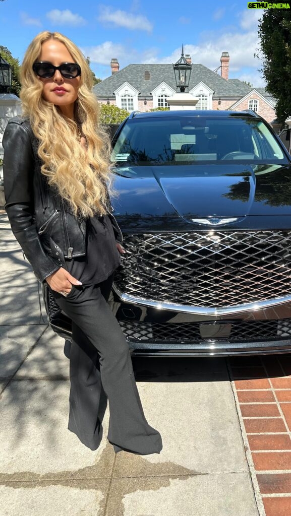 Rachel Zoe Instagram - Come with me on a car tour of my Genesis GV80! This SUV has so many luxurious features that make every car ride feel safe and comfortable. Whether you are in the driver’s seat or the passenger princess, with the Genesis GV80 you will always arrive in style. Luxe is in the details! @genesis_usa #GenesisPartner