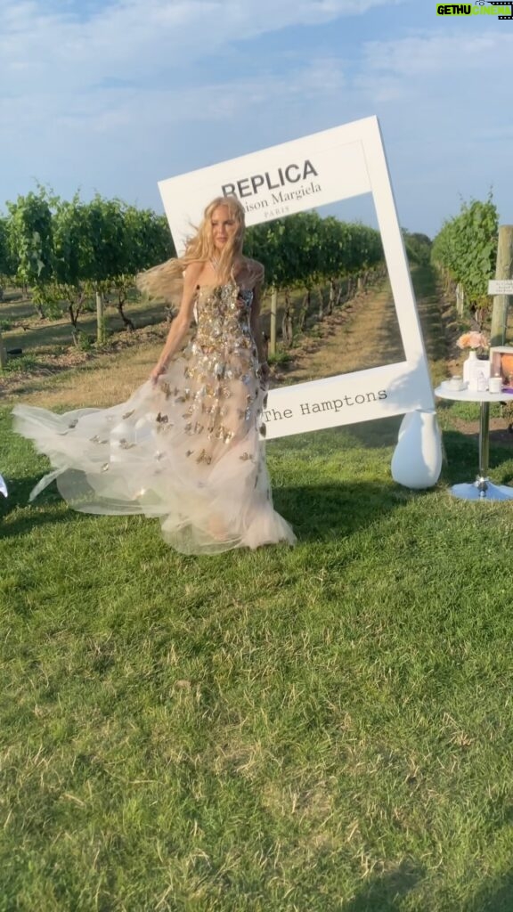 Rachel Zoe Instagram - Is it summer yet because this is where I am in my mind right now wearing a forever favorite @oscardelarenta 🦋 princess gown .. anyone else?