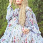 Rachel Zoe Instagram - Taking you behind the scenes of my @hauteliving magazine cover shoot to share a bit of the magic that happened for The Hamptons Issue which is out today Endlessly thankful to my team and everyone involved for helping to create these dreamy and glamorous summer fashion moments Which is your favorite?! 💋 @markimage @emmawillishmu @laurainwonderland__ @milly @oscardelarenta @giambattistavalli @maisonmerenor @chaviv_hair @ashleighmariecolor