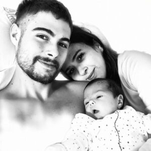Rafael Vitti Instagram - Dia de celebrar as mamães da minha vida! 
Meus amores! 
Amo muito vocês.
Clarinha tem muita sorte por que tem uma mãe criativa, brincalhona, muito carinhosa, que inventa historias, cria personagens, coreografias, que sabe fazer vozes  e muitas caretas divertidas, que dá colo, que dá presente ,  que é uma super mulher maravilha, uma mamãe única!! Nós te amamos muito. 

E eu, tenho muita sorte de ter nascido de você , mãe. de ter sido criado por você, ter recebido todo esse amor e essa base que eu consigo agora passar pra frente pra  Clara.
Só sou o que sou por sua causa. 
Te amo ♥️