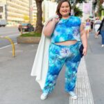 Rafaela Ferreira Instagram - Arrume-se comigo pra tarde de autógrafos de EU SÓ CABIA NAS PALAVRAS no @popplusbr !!! Esse look belíssimo é inteiro da @tjamaoficial ! 💙 Espero por vocês aqui!!! TARDE DE AUTÓGRAFOS 24 e 25 de Junho 17h às 19h