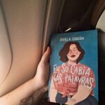 Rafaela Ferreira Instagram - Aquela leitura que é um abraço! 📚 "Eu só cabia nas palavras", de @ferreirarafaela foi a minha companhia de viagem a Recife e finalizei-a já em SP. Um livro sobre gorda, lido por uma gorda usando extensor de cinto no avião. Me identifiquei com cada palavra, sentimento e aspas. Foi como se estivesse "me lendo"! "Sou mais que o número do meu manequim. Eu sou corpo, e também sou alma. E a minha alma transborda para além dos meus limites."
