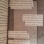 Rafaela Ferreira Instagram - Aquela leitura que é um abraço! 📚 "Eu só cabia nas palavras", de @ferreirarafaela foi a minha companhia de viagem a Recife e finalizei-a já em SP. Um livro sobre gorda, lido por uma gorda usando extensor de cinto no avião. Me identifiquei com cada palavra, sentimento e aspas. Foi como se estivesse "me lendo"! "Sou mais que o número do meu manequim. Eu sou corpo, e também sou alma. E a minha alma transborda para além dos meus limites."