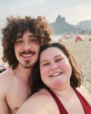 Rafaela Ferreira Instagram - É hoje, galera do Rio! Já estou por aqui! ❤️

Hoje às 19h na Livraria da Travessa do Barra Shopping vai rolar a noite de autógrafos do meu livro e eu espero vocês por lá! 

Contando os segundos pra abraçar cada um de vocês. ✨