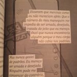 Rafaela Ferreira Instagram - Aquela leitura que é um abraço! 📚 "Eu só cabia nas palavras", de @ferreirarafaela foi a minha companhia de viagem a Recife e finalizei-a já em SP. Um livro sobre gorda, lido por uma gorda usando extensor de cinto no avião. Me identifiquei com cada palavra, sentimento e aspas. Foi como se estivesse "me lendo"! "Sou mais que o número do meu manequim. Eu sou corpo, e também sou alma. E a minha alma transborda para além dos meus limites."