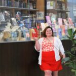 Rafaela Ferreira Instagram - Segundou e venho com boas notícias, galera! ✨ Ontem estava passeando pela Avenida Paulista com o @erikvesch e o que eu encontro?! Sim! Meu livro na vitrine de algumas livrarias! 😍✨ Tenho recebido muitas mensagens de vocês já recebendo o livro, então se você quer garantir o seu corre no link da Amazon que tá na minha bio ou vai até uma livraria mais próxima de você! Vai que já chegou aí também? 👀 Muito feliz em ver esse sonho se materializando e chegando até vocês. ❤️