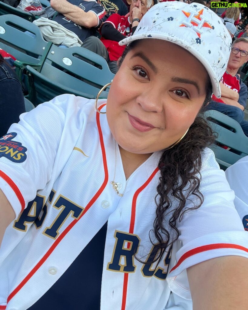 Raini Rodriguez Instagram - Gold for the @astros✨