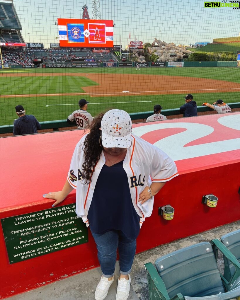 Raini Rodriguez Instagram - Gold for the @astros✨