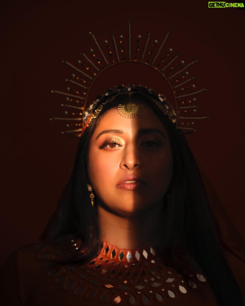 Raja Kumari Instagram - Ancient to Future 🧡✨ Wearing custom @arpitamehtaofficial for opening night of The Bridge World Tour Headpiece by @the.olio.stories Custom crown and rings @amamajewels Styled by @tryagaintoobad @styled_by_meera Glam @riyasheth.makeuphair @helena_hair_stylist Shot by @ag.shoot