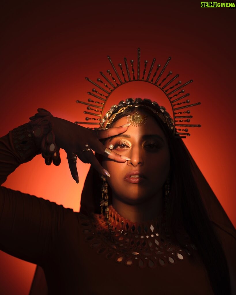 Raja Kumari Instagram - All eyes on the Underdog 👁️ #BridgeWorldTour 3 shows in 3 days and we’re just getting started! Wearing custom @arpitamehtaofficial for opening night of the North American Tour in Toronto 🧡 Headpiece @the.olio.stories Custom Crown and Rings @amamajewels Styled by @tryagaintoobad @styled_by_meera Glam by @riyasheth.makeuphair @helena_hair_stylist Shot by @ag.shoot