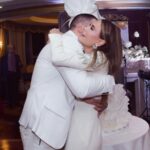 Ramy Ayash Instagram - رامي عيّاش.. يتزوج مرة ثانية ! لينك الفيديو في البايو لم تكن الذكرى السنوية العاشرة على زواج البوب ستار "رامي عيّاش" كسواها ، هو الذي يقدم دوماً تحف فنيّة استثنائية، حضرت هذه الليلة الحالمة ليتغنى رامي بأفكاره الخلاقة ويأخذنا معه الى عالمه بمشهدية قلّما يقال عنها ملكية بلمسات راقية. رامي الذي أراد ان يخلد هذه الذكرى السعيدة مع محبيه، فاجىء زوجته مصممة الأزياء داليدا عياش بعد عشاء متواضع وخاص مع العائلة في فندق هيلتون حبتور بمناسبة عيد ميلادها الذي حوله الى حفل زفاف أدهش به داليدا والجميع . وتكلل الحفل اطلالة ملكية لداليدا اختارها لها مصمم الازياء العالمي زهير مراد الغالي على قلب داليدا، بفستان ابيض تناسب تماماً مع هذه الليلة الحالمة كان بانتظارها في الجناح الملكي مع فريق عمل جاهز لتغيير الماكياج مع افون ابي حاتم والشعر مع وديع شليطا وفادي عواد . وبتنسيق مع الماركة الأحب الى رامي وداليدا روسونيرو ميشال زغيب ، اختار رامي خاتم بتصميم خاص يقال انه من أجمل تصاميم الماركة العالمية وهو الحجر واللون الاحب على قلب داليدا الاميرالد مرصع بالألماس اشبه الى الخيال. ولدى دخولك الى الصالة المزدانة بأنامل منسق الحفلات وليد باز "باز ايفينت "، تلفتك فخامة الديكور والورود التي تحيط بك كيفما نقّلتَ نظريك.. حيث انتظرهم الأصدقاء والأحباب والعائلة ليستقبلوا العرسان، ولم يكتف رامى عياش بذلك انما خصها بأغنية من اللهجة اللبنانية وهى "يا مراية بيتى" زخرفها بألق وجده وعشقه من ألحانه وكلمات الشاعر مازن غنام وتوزيع الكسندر ميساكيان.. واختتم الحفل بسهرة فنية مميزة مع محبيه الذين رفضوا إلا ان يشاركوه فرحته.
