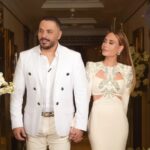 Ramy Ayash Instagram - رامي عيّاش.. يتزوج مرة ثانية ! لينك الفيديو في البايو لم تكن الذكرى السنوية العاشرة على زواج البوب ستار "رامي عيّاش" كسواها ، هو الذي يقدم دوماً تحف فنيّة استثنائية، حضرت هذه الليلة الحالمة ليتغنى رامي بأفكاره الخلاقة ويأخذنا معه الى عالمه بمشهدية قلّما يقال عنها ملكية بلمسات راقية. رامي الذي أراد ان يخلد هذه الذكرى السعيدة مع محبيه، فاجىء زوجته مصممة الأزياء داليدا عياش بعد عشاء متواضع وخاص مع العائلة في فندق هيلتون حبتور بمناسبة عيد ميلادها الذي حوله الى حفل زفاف أدهش به داليدا والجميع . وتكلل الحفل اطلالة ملكية لداليدا اختارها لها مصمم الازياء العالمي زهير مراد الغالي على قلب داليدا، بفستان ابيض تناسب تماماً مع هذه الليلة الحالمة كان بانتظارها في الجناح الملكي مع فريق عمل جاهز لتغيير الماكياج مع افون ابي حاتم والشعر مع وديع شليطا وفادي عواد . وبتنسيق مع الماركة الأحب الى رامي وداليدا روسونيرو ميشال زغيب ، اختار رامي خاتم بتصميم خاص يقال انه من أجمل تصاميم الماركة العالمية وهو الحجر واللون الاحب على قلب داليدا الاميرالد مرصع بالألماس اشبه الى الخيال. ولدى دخولك الى الصالة المزدانة بأنامل منسق الحفلات وليد باز "باز ايفينت "، تلفتك فخامة الديكور والورود التي تحيط بك كيفما نقّلتَ نظريك.. حيث انتظرهم الأصدقاء والأحباب والعائلة ليستقبلوا العرسان، ولم يكتف رامى عياش بذلك انما خصها بأغنية من اللهجة اللبنانية وهى "يا مراية بيتى" زخرفها بألق وجده وعشقه من ألحانه وكلمات الشاعر مازن غنام وتوزيع الكسندر ميساكيان.. واختتم الحفل بسهرة فنية مميزة مع محبيه الذين رفضوا إلا ان يشاركوه فرحته.