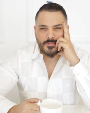 Ramy Ayash Instagram - Dalida giving a melody to my life 🤍
@dalidaayach

#ramyayach #رامي_عياش
