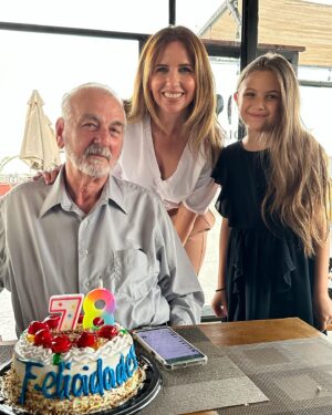 Raquel Bigorra Instagram - ¡ Feliz cumpleaños papi ! Siempre pienso que cumple menos, pero son 78🎂 ¡ Que maravilla ! Que podamos muchos años más seguirte celebrando así, con salud y Alegría. Te queremos 
#familia #cumpleañosfeliz #papi