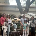 Raquel Bigorra Instagram - Domingo en familia. Deli, y que lindas sorpresas nos mandaste a la mesa mi @javivimendoza 🙏 Es una belleza @oxacocinaunica En el corazón de San Ángel. Amamos caminar en Plaza San Jacinto👠 Como Mexico no hay dos. #familia #disfrutando #compartiendo #domingo #sanAngel #miamorcito #lachiquiticademami #amigos