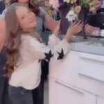Raquel Bigorra Instagram - Si no sabes qué regalar este 10 de mayo #flores La chiquitica @rafaellagavira ya anda muy bien portada con su mamá jejejje 🌺 🌺🌺🌺🌺 #arreglosflorales @jonasgom
