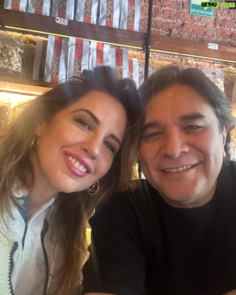 Raquel Bigorra Instagram - Hoy fui a inscribir mis canciones nuevas a INDAUTOR y nos dimos vuelo caminando en la Roma. Amo esta ciudad como una loca. Soy fan de cada rincón. Tomar un cafecito en cualquier esquina, es un regalo. Y más con mi amorcito 😍 Conste que no les compartí antes mi mañana porque se cayó todooooo. Pero mientras no caiga el ánimo, que se caiga lo que se tenga que caer 👠👠👠Les deseo bonito martes 😍