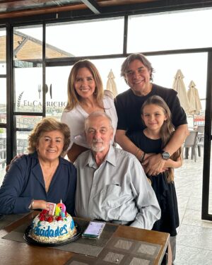 Raquel Bigorra Instagram - ¡ Feliz cumpleaños papi ! Siempre pienso que cumple menos, pero son 78🎂 ¡ Que maravilla ! Que podamos muchos años más seguirte celebrando así, con salud y Alegría. Te queremos 
#familia #cumpleañosfeliz #papi