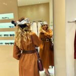 Raquel Bigorra Instagram - Una tardecita para mi en @maxmaramx #Altavista. Además de que cada pieza es un sueño, y las chicas son divinas, el aire acondicionadoooooooo me hizo la tarde. No me quería ir. La copita, el detalle, el aroma, sentir las texturas de las telas en mi piel. El “ fitting “ que hacen las chicas ¡ Que lindo todo ! ¿ Que es lo que más disfrutan ustedes cuando se dan sus escapadas ? Mujereeeeeees… ¿ A poco no aman ir de compras ? Aunque sea no más a mirar 🙈 Jejejeje Les mando un besito. Mi outfit fav fue el del pañuelo. ¿ El tuyo ?