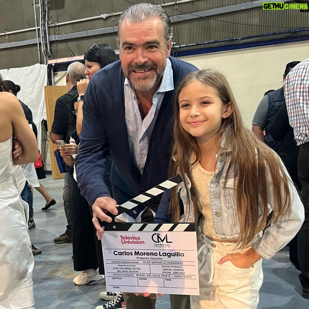 Raquel Bigorra Instagram - Hoy fue un día muy especial pues mi @rafaellagavira debutó en la nueva telenovela @miamorsintiempo producida por el gran @cmlaguillo Después de casi dos años de preparación en el @ceaoficial_ va será Maca, una niña que ya irán conociendo poco a poco. No les puedo explicar cuantas emociones juntas. Verla en escena, tan profesional, tan entregada, verla cómo disfruta actuar, no les puedo explicar… Hoy lloré de emoción mil veces. Felicidades mi niña linda @rafaellagavira lo estás haciendo increíble. Más que merecido este regalo para ti, que tanto anhelabas. Les encargo mucho mucho a mi niña. Ya les estaré contando del estreno de la novela para que no se la pierdan. Síganla en sus redes, que estaremos compartiéndoles el día a día de los llamados.