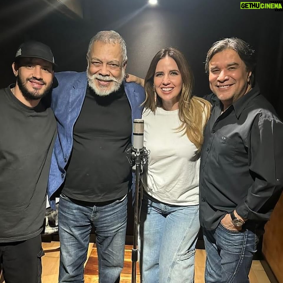 Raquel Bigorra Instagram - CURITA (Año bisiesto) Anoche en casa de Raquel Bigorra donde también tiene su estudio grabamos una hermosa canción de su autoria que demás está decir me parece fantástica Ojalá la disfruten cuando pronto salga a la luz Besos