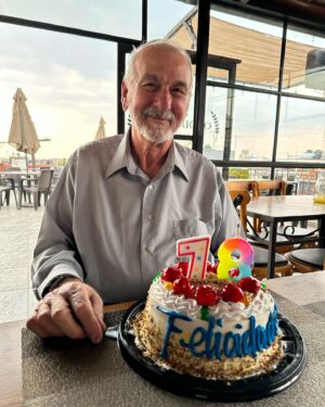 Raquel Bigorra Instagram - ¡ Feliz cumpleaños papi ! Siempre pienso que cumple menos, pero son 78🎂 ¡ Que maravilla ! Que podamos muchos años más seguirte celebrando así, con salud y Alegría. Te queremos 
#familia #cumpleañosfeliz #papi