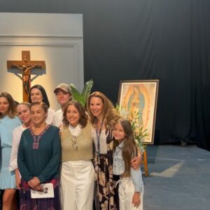 Raquel Bigorra Instagram - Hoy fue un día muy especial pues mi @rafaellagavira debutó en la nueva telenovela @miamorsintiempo producida por el gran @cmlaguillo Después de casi dos años de preparación en el @ceaoficial_ va será Maca, una niña que ya irán conociendo poco a poco. No les puedo explicar cuantas emociones juntas. Verla en escena, tan profesional, tan entregada, verla cómo disfruta actuar, no les puedo explicar… Hoy lloré de emoción mil veces. Felicidades mi niña linda @rafaellagavira lo estás haciendo increíble. Más que merecido este regalo para ti, que tanto anhelabas. Les encargo mucho mucho a mi niña. Ya les estaré contando del estreno de la novela para que no se la pierdan. Síganla en sus redes, que estaremos compartiéndoles el día a día de los llamados.