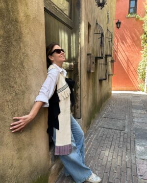 Raquel Bigorra Instagram - Sin duda mi foto favorita es la última 😍 Amando cada segundo de este fin de semana en #valquirico Llegamos a trabajar en nuevo proyecto. Es que las escapadas revolucionan la mente y Estar rodeados de amor, es la mejor forma de inspiración. Que tengan linda semana y vámonos con todo que ya es marzooooooo🌸