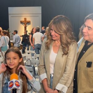 Raquel Bigorra Instagram - Hoy fue un día muy especial pues mi @rafaellagavira debutó en la nueva telenovela @miamorsintiempo producida por el gran @cmlaguillo Después de casi dos años de preparación en el @ceaoficial_ va será Maca, una niña que ya irán conociendo poco a poco. No les puedo explicar cuantas emociones juntas. Verla en escena, tan profesional, tan entregada, verla cómo disfruta actuar, no les puedo explicar… Hoy lloré de emoción mil veces. Felicidades mi niña linda @rafaellagavira lo estás haciendo increíble. Más que merecido este regalo para ti, que tanto anhelabas. Les encargo mucho mucho a mi niña. Ya les estaré contando del estreno de la novela para que no se la pierdan. Síganla en sus redes, que estaremos compartiéndoles el día a día de los llamados.