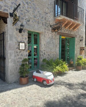 Raquel Bigorra Instagram - Sin duda mi foto favorita es la última 😍 Amando cada segundo de este fin de semana en #valquirico Llegamos a trabajar en nuevo proyecto. Es que las escapadas revolucionan la mente y Estar rodeados de amor, es la mejor forma de inspiración. Que tengan linda semana y vámonos con todo que ya es marzooooooo🌸